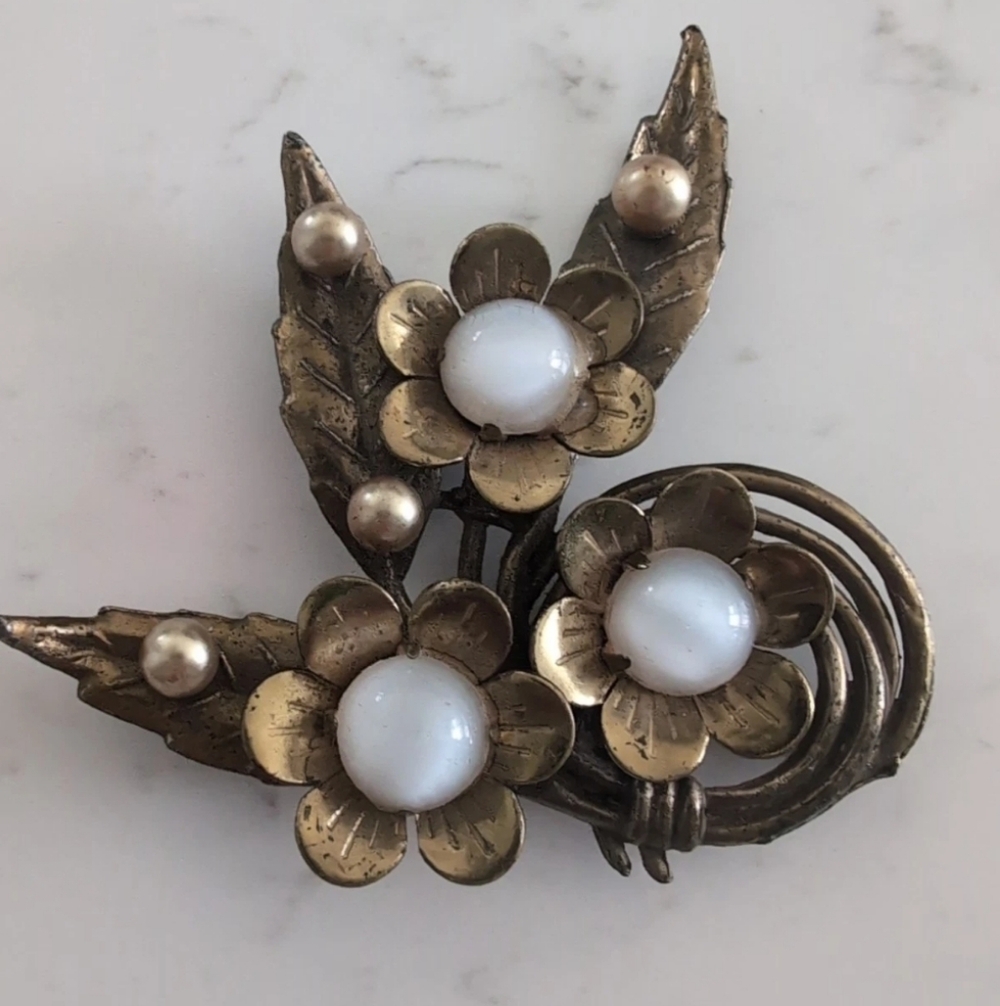 Vintage Gold Tone Floral Brooch Milk Glass Cabochon Faux Pearl Mid Century - Picture 2 of 6